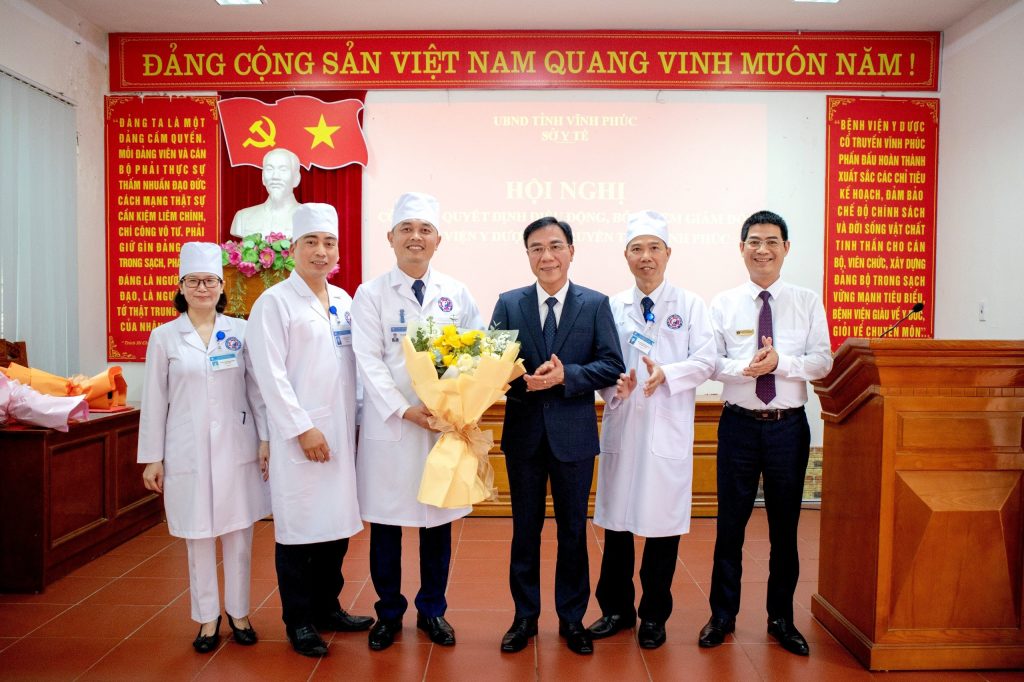 Giám đốc Sở Y tế Vĩnh Phúc đã trao quyết định bổ nhiệm Giám đốc Bệnh viện Y Dược cổ truyền Vĩnh Phúc cho đồng chí Ths.Bs Trần Anh Tuấn